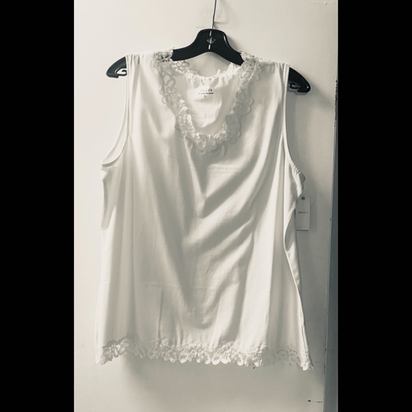 🌟 Plus Lace Trim V-Neck Tank Top - Picture 2 of 3